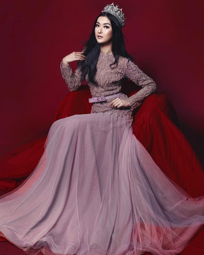 Cantik dan anggun ketika melihat Kevin Lilliana dalam balutan gaun lengan panjang warna ungu karya Ivan Gunawan ini. Tersemat mahkota di atas rambutnya menyempurnakan penampilan wanita yang juga dinobatkan sebagai Puteri Lingkungan 2017 itu. Foto: Dok. Instagram @kevinlln