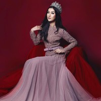 Cantik dan anggun ketika melihat Kevin Lilliana dalam balutan gaun lengan panjang warna ungu karya Ivan Gunawan ini. Tersemat mahkota di atas rambutnya menyempurnakan penampilan wanita yang juga dinobatkan sebagai Puteri Lingkungan 2017 itu. Foto: Dok. Instagram @kevinlln