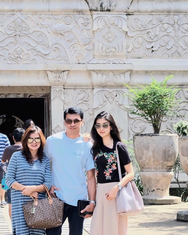 Dalam beberapa foto bersama Kevin Liliana, Eddie Foe memang terlihat awet muda dan masih terlihat sangat ganteng. Netizen pun heboh mengomentari ketampanan ayah Kevin.  Foto: dok. Instagram