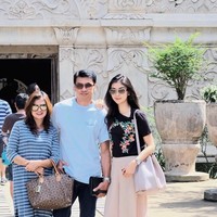 Dalam beberapa foto bersama Kevin Liliana, Eddie Foe memang terlihat awet muda dan masih terlihat sangat ganteng. Netizen pun heboh mengomentari ketampanan ayah Kevin.  Foto: dok. Instagram