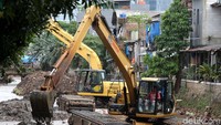 2 Alat berat dikerahkan untuk mengeruk lumpur.