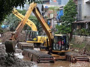 Lumpur Kali Krukut Dikeruk