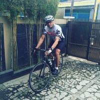 Tubuhnya yang tegap dan masih prima karena Eddie Foe pecinta olahraga. Eddie hobi naik sepeda. Foto: dok. Instagram