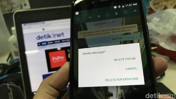 Buka pesan yang akan dihapus. Lalu tekan ikon tong sampah, diikuti pilih opsi Delete for Everyone. Foto: Adi Fida Rahman/detikINET