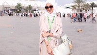 Masih dari Madinah, Kevin juga sempat berpose di depan Masjid e Quba. Adem banget ya lihatnya (@kevinlln/Instagram)