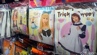 Bahkan ada juga satu bagian yang menjual aneka kostum buat halloween atau cosplay. Ada kostum Alice in Wonderland, sampai jadi maid seksi (Wahyu/detikTravel)
