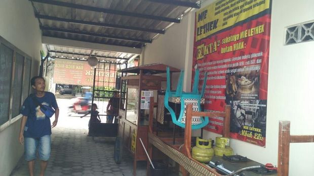 Warung Mie Lethek siang ini yang masih tutup.