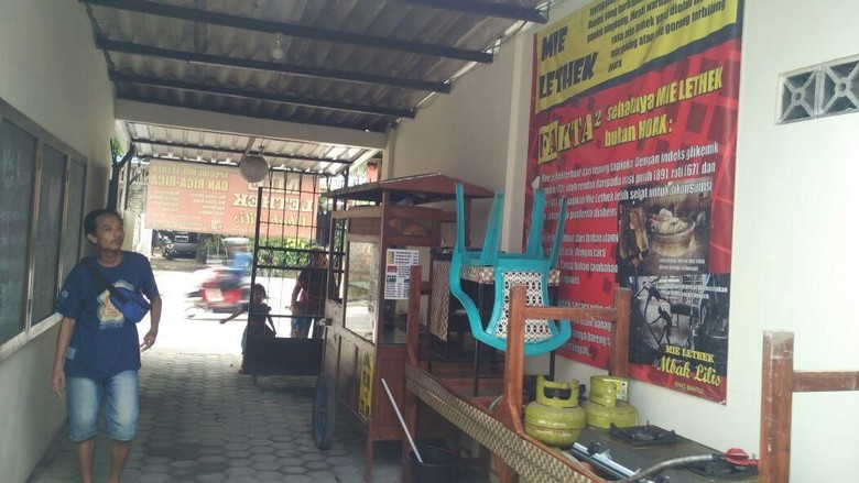Viral Foto Warung Makan di Yogya Dilewati Pemotor, Begini Faktanya Viral Foto Warung Makan di Yogya Dilewati Pemotor, Begini Faktanya