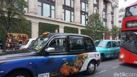 Mobil yang dikenal sebagai hackney carriage atau black cab ini dibungkus dengan desain destinasi wisata andalan seperti Candi Borobudur, Bali, Komodo, Danau Toba, serta Raja Ampat (Erna/detikTravel) 