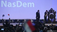 Jokowi disaksikan Ketum Partai NasDem Surya Paloh memukul gong tanda dimulainya Rakernas.