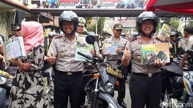 Polisi Brebes menunjukkan koleksi buku di perpustakaan keliling miliknya. 