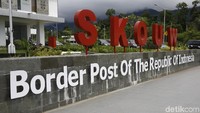 Pos perbatasan tersebut dilengkapi pagar yang tinggi serta pemandangan pantai yang sangat Indah terlihat dari atas bukit. Muhammmad Ridho/detikcom.