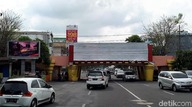 Reklame di viaduk Kertajaya belum dibongkar/ 