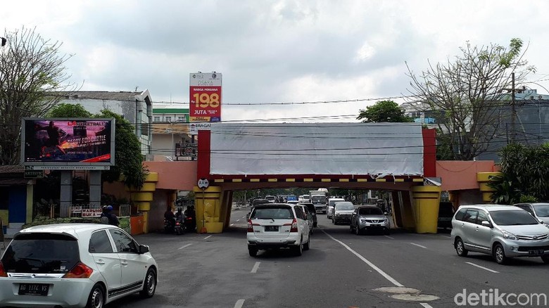 Reklame di Viaduk Kertajaya Bodong, Pemkot Surabaya: Bongkar Reklame di Viaduk Kertajaya Bodong, Pemkot Surabaya: Bongkar