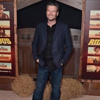 Hal tersebut tentu dipengaruhi genre musik Blake. Karenanya, ia sering terlihat memakai celana jeans, jaket, dan kemeja flanel dalam berbagai kesempatan karpet merah. Foto: Getty Images/Instagram