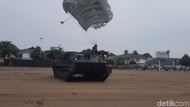 KSAL Beri Hadiah ke Penerjun yang Bisa Mendarat di Atas Panser