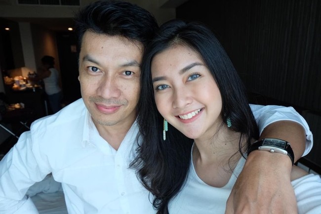 Di balik sosok yang tampan dan awet muda, nggak ada yang menyangka bahwa ayah Kevin sudah berusia 50 tahun. Pada April lalu, Kevin memberikan ucapan ulang tahun untuk ayahnya itu. Youre 50 now, I wish youll stay healthy and wealthy in life, reach a great prosperity soon, and blessed in every step you take. Kakak sayang Ayah, begitu penggalan keterangan foto di Instagram.  Foto: dok. Instagram