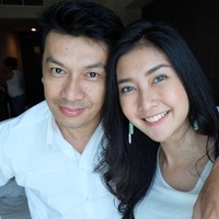 Di balik sosok yang tampan dan awet muda, nggak ada yang menyangka bahwa ayah Kevin sudah berusia 50 tahun. Pada April lalu, Kevin memberikan ucapan ulang tahun untuk ayahnya itu. Youre 50 now, I wish youll stay healthy and wealthy in life, reach a great prosperity soon, and blessed in every step you take. Kakak sayang Ayah, begitu penggalan keterangan foto di Instagram.  Foto: dok. Instagram