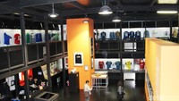 Di dalam museum ini tersimpan koleksi sejarah panjang perjalanan klub AC Milan. Mulai dari sepatu yang pernah dipakai pemain pada masanya, hingga kostum-kostum dan piala (Erwin/detikTravel) Di dalam museum ini tersimpan koleksi sejarah panjang perjalanan klub AC Milan. Mulai dari sepatu yang pernah dipakai pemain pada masanya, hingga kostum-kostum dan piala (Erwin/detikTravel)