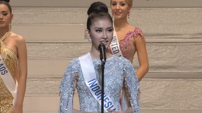 Sebelum dinyatakan pemenang, Kevin Lilliana bersama tujuh finalis lain yang masuk babak delapan besar diminta untuk berpidato. Kevin pun tampil di atas panggung dengan percaya diri berbicara mengenai Bhineka Tunggal Ika. Foto: Instagram