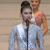 Sebelum dinyatakan pemenang, Kevin Lilliana bersama tujuh finalis lain yang masuk babak delapan besar diminta untuk berpidato. Kevin pun tampil di atas panggung dengan percaya diri berbicara mengenai Bhineka Tunggal Ika. Foto: Instagram