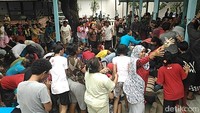 Tradisi Tawurji merupakan media sedekah keluarga keraton Cirebon. Tradisi Tawurji lahir dari rahim rasa saling gotong royong (Sudirman/detikcom)
