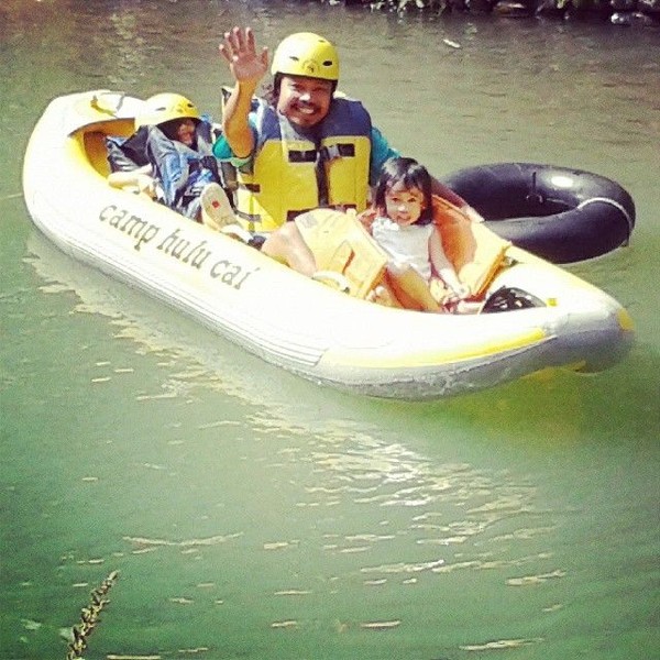 Sosok vokalis Payung Teduh itu rupanya sayang sekali dengan keluarga. Momen ini memperlihatkannya bersama anaknya di sebuah destinasi rafting (Dok. pusakata/Instagram) Sosok vokalis Payung Teduh itu rupanya sayang sekali dengan keluarga. Momen ini memperlihatkannya bersama anaknya di sebuah destinasi rafting (Dok. pusakata/Instagram)