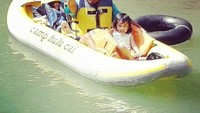 Sosok vokalis Payung Teduh itu rupanya sayang sekali dengan keluarga. Momen ini memperlihatkannya bersama anaknya di sebuah destinasi rafting (Dok. pusakata/Instagram)