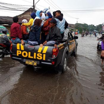 Banjir, Jalan Raya Dayeuhkolot Tak Bisa Ditembus Kendaraan