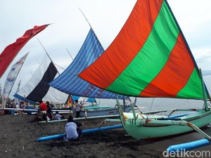Perairan Laut di Banyuwangi Berubah Warna-warni