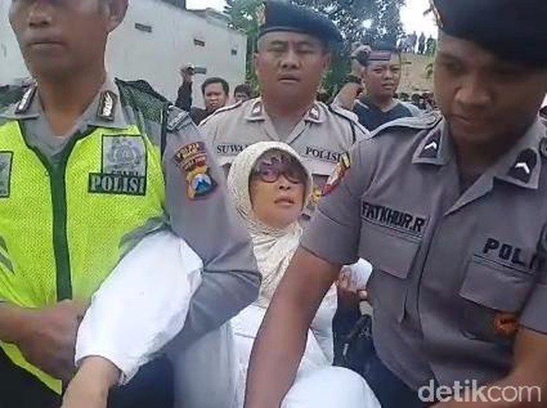 Eksekusi Pembebasan Lahan Tol Ngawi-Kertosono Diwarnai Protes Eksekusi Pembebasan Lahan Tol Ngawi-Kertosono Diwarnai Protes