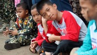 Anak-anak menanti ayah mereka.