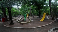 Terdpat berbagai fasilitas di hutan kota ini, termasuk arena permainan untuk anak.