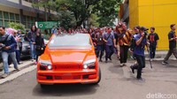 Setelah melakukan penitilian dan perakitan selama tiga tahun, mobil berwarna orenye tersebut resmi diluncurkan di Bale Dayang Sumbi Itenas, Jalan PHH Mustopha, Kota Bandung, Rabu (15/11/2017).