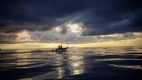 Namun Is dan Payung Teduh harus berpisah. Bagi para fansnya tentu amat bersedih. Dalam foto ini Is berada di sebuah pantai di Sorong (Dok. pusakata/Instagram)