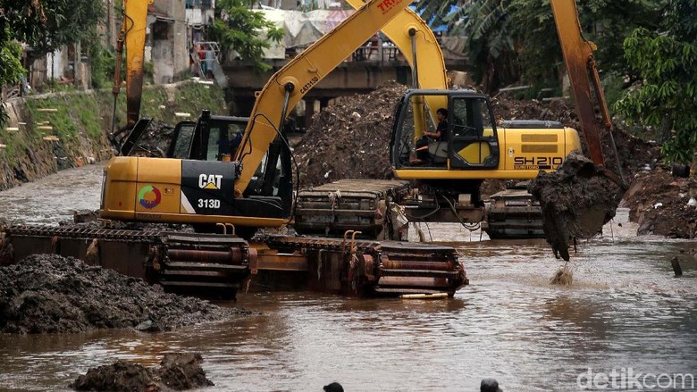 Anies Sebut Pengerukan Kali Krukut Efektif Cegah Banjir Anies Sebut Pengerukan Kali Krukut Efektif Cegah Banjir