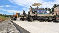 Sebagai informasi, Tol Manado-Bitung dibangun dengan skema kerja sama pemerintah dan badan usaha (KPBU) dimana dari 39 km, Seksi 1 sepanjang 14 km Manado-Sukur-Airmadidi dikerjakan melalui APBN dan pinjaman Pemerintah China dan Seksi 2 sepanjang 25 km Airmadidi-Bitung yang hak konsesinya dimiliki oleh badan usaha jalan tol (BUJT) PT Jasa Marga Manado Bitung dengan biaya investasi mencapai Rp 5,12 triliun. Pool/Kementerian PUPR.