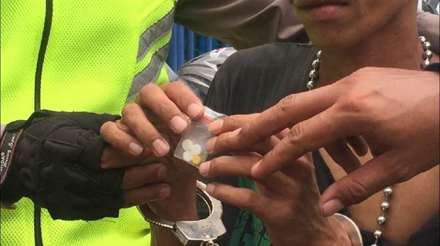 Kabur Saat Razia, Pria Ini Ternyata Bawa Obat Penenang