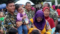 Mereka hadir bersama keluarga.