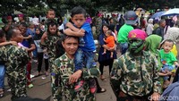 Seorang anak naik kepondak ayahnya yang juga prajurit Marinir.