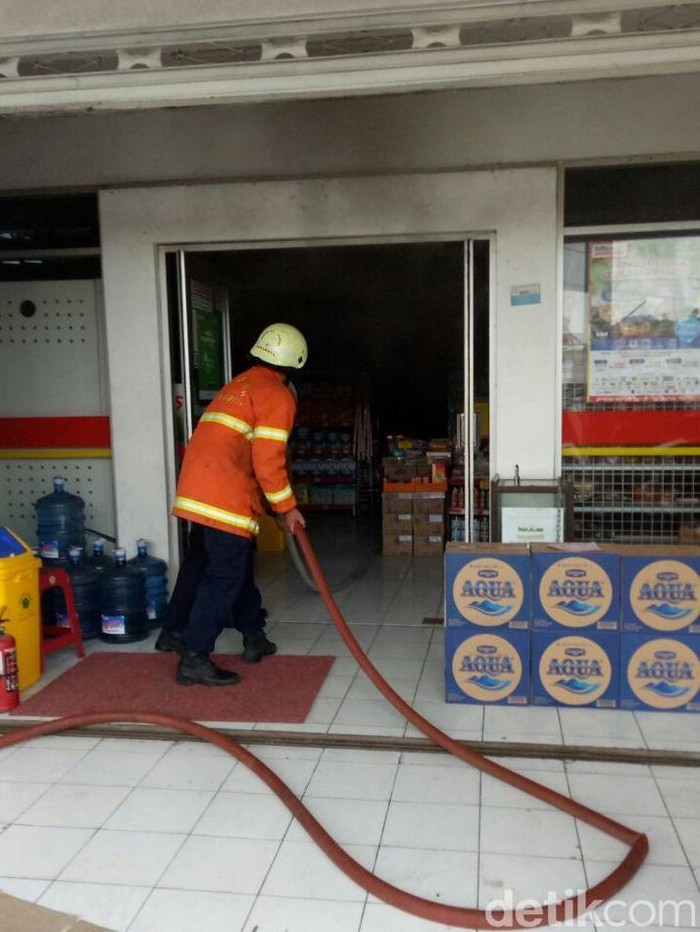 Ruang CCTV Minimarket di Sememi Terbakar