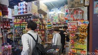 Toko oleh-oleh Don Quijote buka 24 jam. Traveler yang ingin berburu oleh-oleh di detik terakhir mampir saja ke sini. (Wahyu/detikTravel)