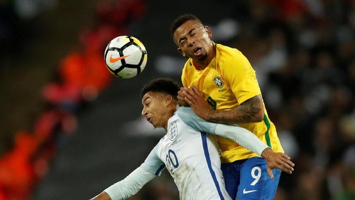 Soccer Football - International Friendly - England vs Brazil - Wembley Stadium, London, Britain - November 14, 2017   Brazil’s Gabriel Jesus in action with England’s Jesse Lingard                          Action Images via Reuters/Carl Recine     TPX IMAGES OF THE DAY