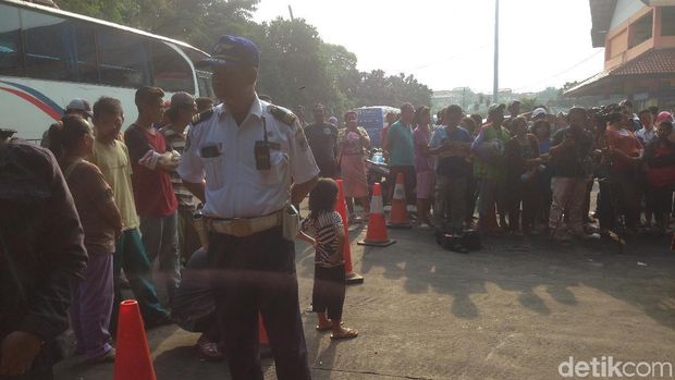 Polisi Perketat Pengamanan di TKP Penemuan Mayat di Kampung Rambutan