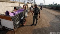 Warga yang mencoba memarkir gerobaknya di jalur tersebut langsung dilarang oleh petugas Satpol PP.