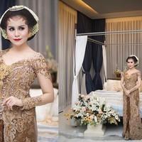Momo Geisha tampil maksimal dengan kebaya nuansa coklat rancangan Anne Avantie di malam Midodareni. Kebaya pun tampak mewah dengan panjang semata kaki yang dipercantik aksesori kuningan sebagai bros di dada. Foto: Dok. Instagram
