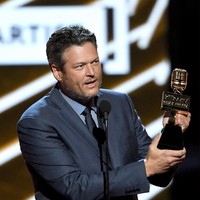Blake sendiri adalah penyanyi yang cukup dikenal dan berprestasi. Ia mengoleksi sejumlah piala dari ajang penghargaan bergengsi musik Country. Foto: Getty Images