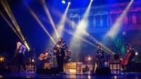 Is mengumumkan dirinya akan mundur dari posisi vokalis di Payung Teduh. Foto: dok. Liztomania