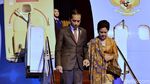 Foto: Mesranya Jokowi yang Gandeng Iriana Saat Tiba di Manado