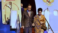 Presiden Jokowi dan Iriana tiba di Manado pada Rabu dini hari (Foto: Foto: Laily Rachev-Biro Pers Setpres)